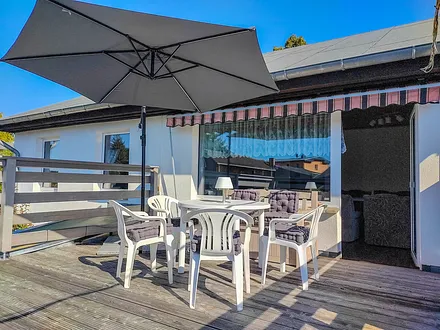 Terrasse mit Sitzmöbeln