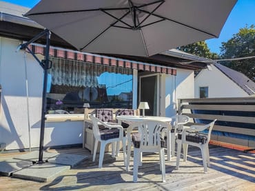 Terrasse mit Sitzmöbeln