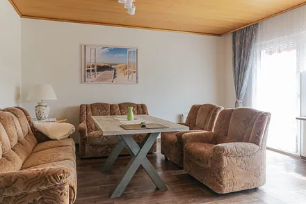 Wohnzimmer mit Zugang zur Terrasse