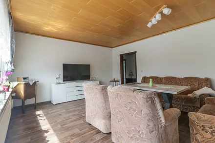 Wohnzimmer mit Zugang zur Terrasse