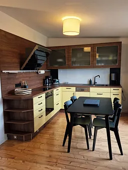 vollausgestattete Küche mit Essbereich