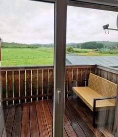 grosser Balkon mit Blick auf Wald und Wiesen