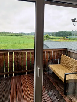grosser Balkon mit Blick auf Wald und Wiesen