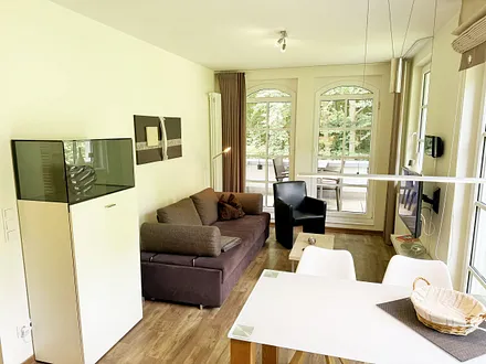 gemütlicher Wohnbereich mit Schlafcouch