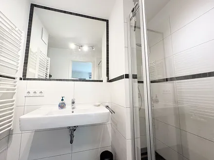 innenliegendes Badezimmer mit Waschbecken und Dusche