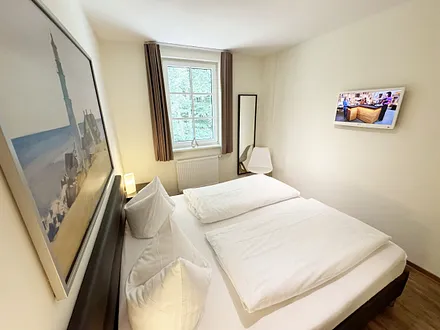 Schlafzimmer mit Doppelbett und Nachttischablagen