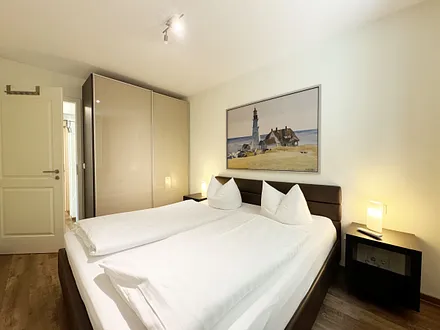 Schlafzimmer mit Doppelbett und Kleiderschrank