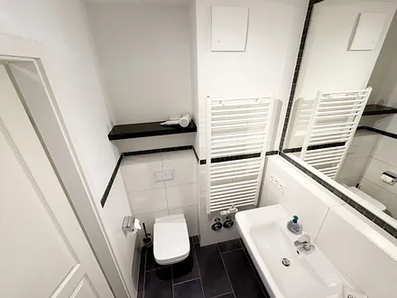 innenliegendes Badezimmer mit WC und Waschbecken