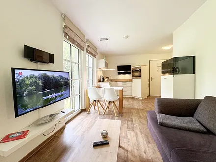 gemütlicher Wohnbereich mit Couch und LED-TV