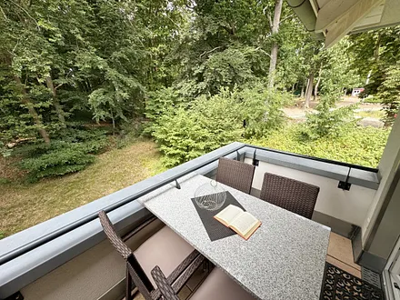 bestuhlter Balkon zum entspannen