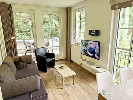 gemütlicher Wohnbereich mit Couch und Sessel