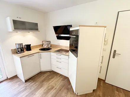 moderne Küchenzeile sowie viele Küchenhelfer