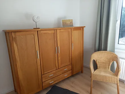 Highboard-Kleiderschrank im Schlafzimmer