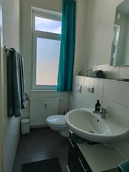 Badezimmer mit Fenster