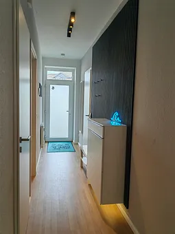 Flur mit Blick auf die Eingangstür direkt zum Hof