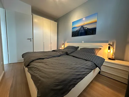 Schlafzimmer mit großem Kleiderschrank