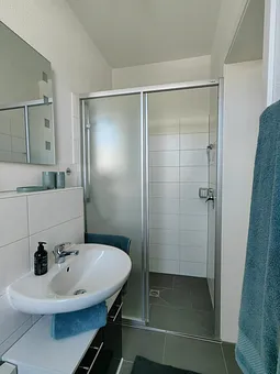 Badezimmer mit bodengleicher großer Dusche