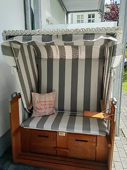 Terrasse mit neuem hochwertigen Strandkorb