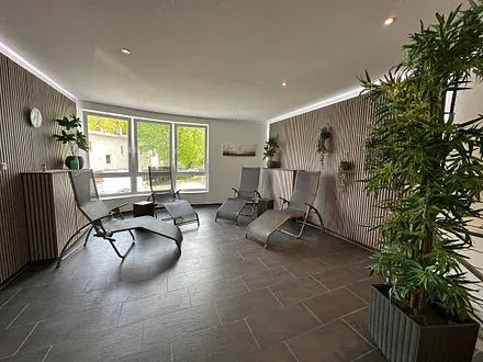 Liegebereich mit Dusche, Umkleidekabinen und WC