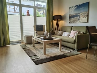 Wohnzimmer mit Zugang zur Terrasse