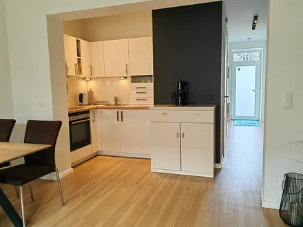 offene Küchzeile mit Backofen und Herd