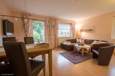 Wohn-Esszimmer mit Ausgang zur Terrasse und zum Garten