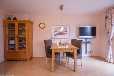 Wohn-Esszimmer mit Ausgang zur Terrasse und zum Garten