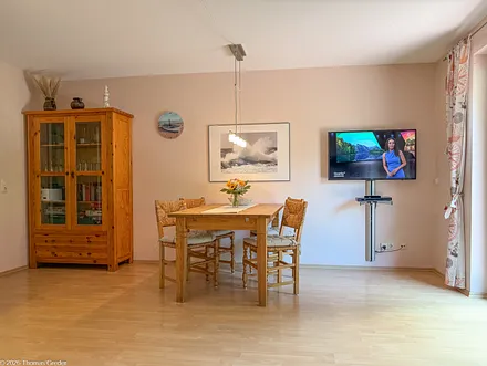 Wohn-Esszimmer mit Ausgang zur Terrasse und zum Garten