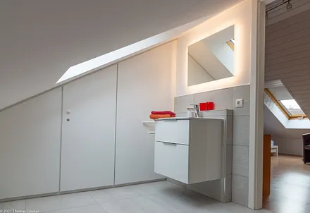 Bad oben mit Waschbecken und WC