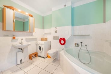 Bad mit Badewanne und Dusche