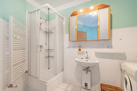 Bad mit Badewanne und Dusche