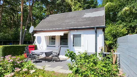 Terasse mit Sitzgruppe und kleinem Garten 