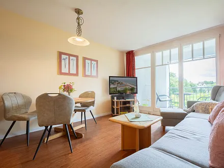 Der helle offene Wohnbereich mit Zugang zum Balkon