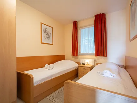 Das Schlafzimmer mit zwei Einzelbetten