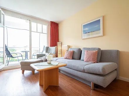 Der helle offene Wohnbereich mit Zugang zum Balkon