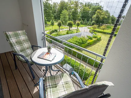 Der möblierte Süd-Balkon mit tollem Ausblick