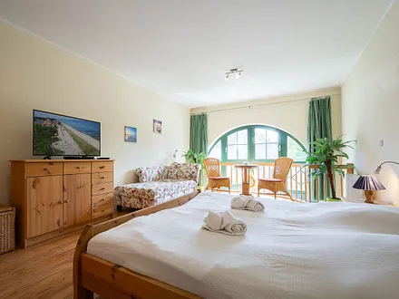 Das Schlafzimmer in der oberen Etage mit Doppelbett und TV