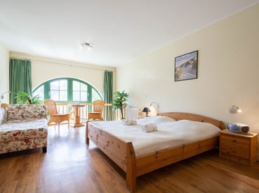 Das Schlafzimmer in der oberen Etage mit Doppelbett