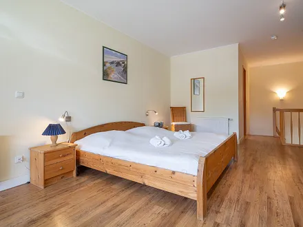 Das Schlafzimmer in der oberen Etage mit Doppelbett