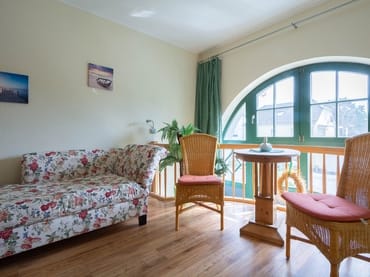 Das Schlafzimmer in der oberen Etage mit Sitzecke