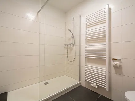 Das moderne Bad in der oberen Etage mit Dusche und WC