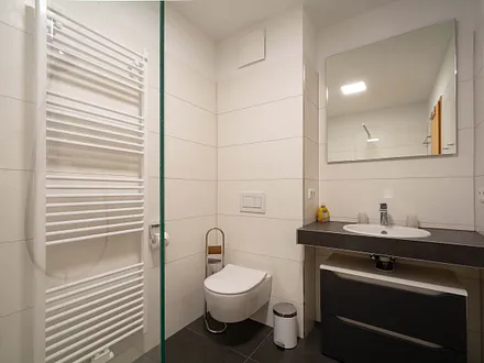 Das moderne Bad in der oberen Etage