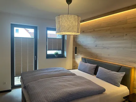 Schlafzimmer mit Doppelbett