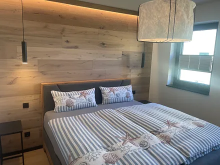 Schlafzimmer mit Doppelbett