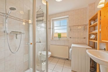 Bad mit Dusche und Waschmaschine 