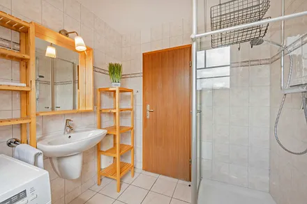 Bad mit Dusche und Waschmaschine