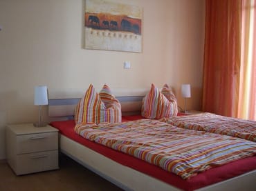Schlafzimmer 2 (mit Zugang zur Terrasse)
