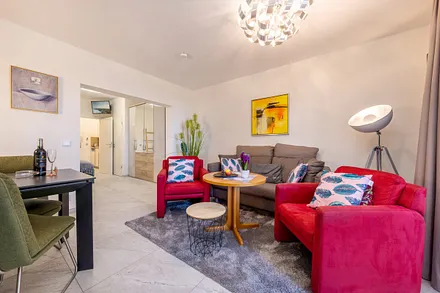 Der Blick durch den Wohnbereich zum Schlafbereich.