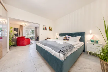 Der Blick vom Schlafbereich zum Wohnbereich.