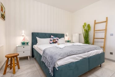 Der schön gestaltete Schlafbereich mit bequemem Doppelbett ...